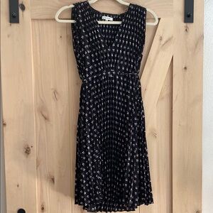 MAX STUDIO Pleated Floral Dress with tie (SM but fits big)